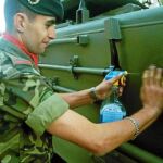Un soldado limpia su vehículo, en una imagen de archivo, antes del desfile del día de la Fiesta Nacional