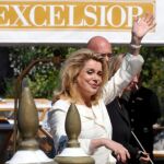 Catherine Deneuve lidera la revolución de las «mujeres florero» en la Mostra
