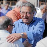 Zoido saluda a vecinos del barrio de Mar del Plata, donde se proyecta un gimnasio para el verano de 2016