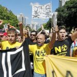 Decenas de antinucleares, la mayoría llegados de Valencia, cortaron ayer el Paseo de la Castellana, en Madrid, para mostrar su rechazo al almacén de residuos