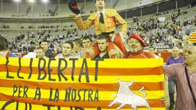 Morante a hombros por las calles de Barcelona