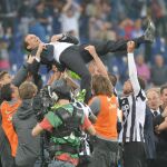 Los jugadores mantean a su entrenador Massimiliano Allegri.