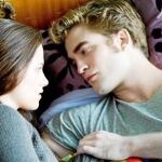 Los actores Kristen Stewart y Robert Pattinson, en una escena de la película «Eclipse»