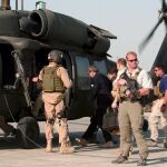 El administrador estadounidense Paul Bremer rodeado de escoltas de Blackwater mientras subía a un helicóptero en la ciudad de Hilla (Irak) en una foto de archivo