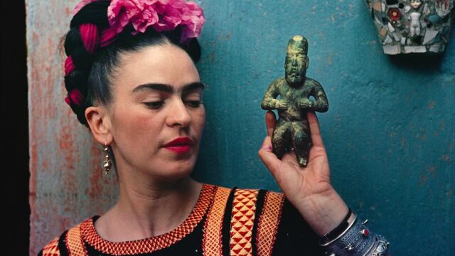 Frida Kahlo sosteniendo una figura