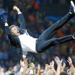 Los jugadores del Barça mantearon a su técnico, Luis Enrique