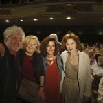 La candidata de Ahora Madrid al Ayuntamiento, Manuela Carmena (2i), junto al cineasta Pedro Almodóvar y las actrices Inma Cuesta y Marisa Paredes a su llegada al acto celebrado hoy en el Círculo de Bellas Artes de Madrid