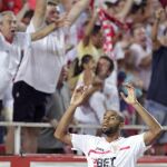 El Sevilla remonta al Barcelona a base de casta