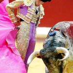 Sergio Aguilar dibuja una chicuelina, ayer en el coso de Donosti
