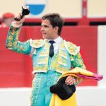 Julián López «El Juli» pasea la oreja que cortó a su primer astado, ayer en la Feria de Santiago de Santander