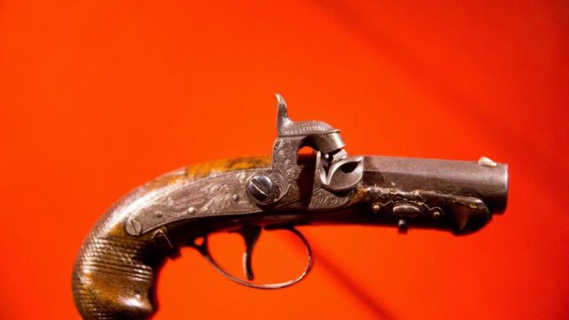 Aseguran que el asesino quizá le diera así al magnicidio, con una pistola pequeña y de un solo tiro, un sentido teatral. Lo cierto es que Booth no erró con la Philadelphia Deringer