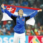 Vittek celebra la victoria eslovaca con una bandera de su país