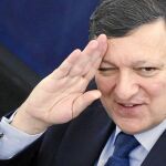 La Comisión Europea que preside Durao Barroso insistió ayer en pedir a Irlanda que suba sus impuestos y recorte el gasto