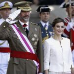 Los Reyes durante el desfile militar celebrado con motivo de la celebración del Día de Las Fuerzas Armadas