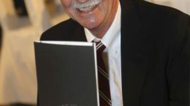 El escritor Eduardo Mendoza, poco antes del comienzo de la cena de la 59º edición del Premio Planeta de Novela