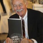 El escritor Eduardo Mendoza, poco antes del comienzo de la cena de la 59º edición del Premio Planeta de Novela