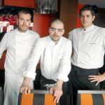 De izda. a dcha., José Calleja, junto a sus invitados, Alejandro Sánchez, y su segundo, Alexis Asenjo