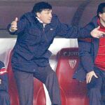 José Antonio Camacho, técnico de Osasuna, gesticula durante un partido en el Reyno de Navarra