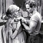 Se escribió para el teatro y se estrenó en un teatro. Marlon Brando fue el actor escogido para un montaje que luego Elia Kazan llevó con igual éxito en el cine (en la imagen, el intérprete junto a Vivien Leigh)