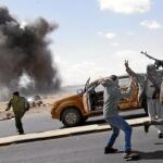 Rebeldes libios huyen de los bombardeos de Gadafi, cerca de la localidad de Ras Lanuf