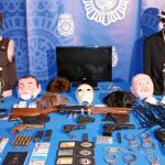 En el registro del piso se encontraron pelucas, caretas, maquillaje, armas, DNI y placas falsas