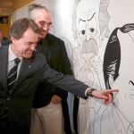 Mas, ayer, ante su caricatura en el acto del centenario de la Casa América