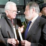 El eurodiputado Jaime Mayor Oreja, junto al ex presiente del Parlamento Europeo, Hans Gert Pöttering, ayer, en Estrasburgo