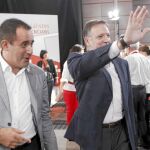 El secretario de organizaci&oacute;n del PSOE, Marcelino Iglesias, y el secretario general del PSPV, Jorge Alarte, ayer a la entrada de la Convenci&oacute;n pol&iacute;tica