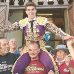 Rubén Pinar, con dos orejas, salió ayer a hombros en la capital cántabra