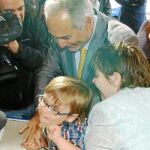 La consejera de Familia, Engracia Hidalgo, junto al alcalde de Móstoles, Esteban Parro, ayer en la inauguración