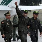 El sargento de la policía colombiana Luis Alberto Erazo (c) desciende de un avión militar, domingo 27 de noviembre de 2011, en Bogotá (Colombia).