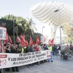 Los manifestantes, provistos de pancartas, iniciaron la marcha en la plaza de la Encarnación, bajo los parasoles del Metropol