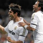 Kaká y Marcelo celebran el segundo gol del partido, que marcó el mediapunta