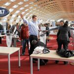 Agentes de seguridad cachean a pasajeros en el aeropuerto Charles De Gaulle de París en 2010