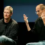Tim Cook junto a Steve Jobs