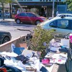 Memorias, fichas, DVD's, fotografías... todo tipo de material de ex alumnos fueron abandonados en una cuba en mitad de la calle Gonzalo Bilbao
