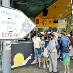 Imagen de una caseta de las fiestas de Bilbao junto a la que aparece la fotografía de un preso de ETA