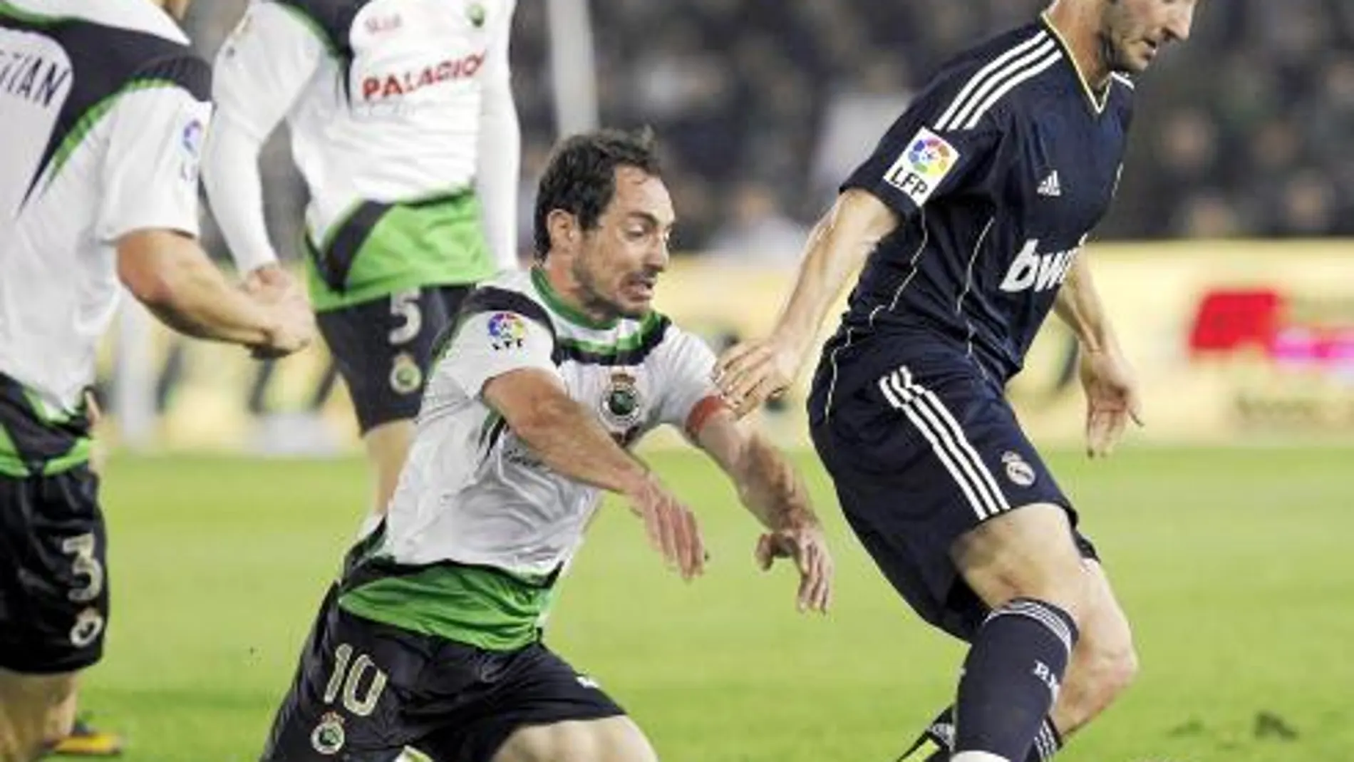 Granero se lleva la pelota y Munitis cae al suelo después de no poder alcanzarlo