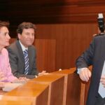 Juan Vicente Herrera se dirige a su escaño tras votar por la nueva presidenta, Josefa García Cirac, quien aparece en la imagen junto a Carlos Fernández Carriedo -portavoz del PP- y Alfonso Fernández Mañueco