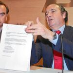 Miguel Ortiz y Joaquín Ripoll ayer durante el Comité Ejecutivo