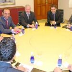 Elias Baroudi, Salvador Marín, Ramón Luis Valcárcel, Pedro Alberto Cruz, Mario Armero y Carlos Egea en la mesa de reunión en la que se cerraron las últimas pinceladas del Foro Hispano-árabe