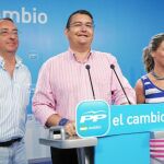 El secretario general del PP andaluz, Antonio Sanz, ayer en la sede regional del partido junto a Rafael Salas y Ana Mestre