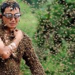 Un hombre con 26 kilos de abejas sobre su cuerpo en una foto de recursos