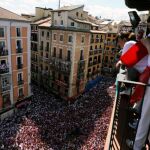 El alcalde de Pamplona lanza el 'chupinazo' y abre los Sanfermines