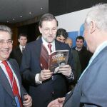 El líder del PP, Mariano Rajoy –en la imagen, junto al candidato popular a la Alcaldía, Juan Ignacio Zoido, y el presidente del PP-A, Javier Arenas– pasó por el stand del libro «Zoido destino Sevilla»