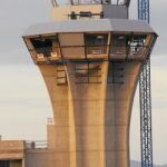 La torre de control, de 25 metros de altura, cuya estructura se encuentra terminada y donde actualmente se realizan las instalaciones eléctricas, de climatización y de aislamiento