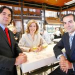 Los tres consejeros toman un mosto en el mercado de San Miguel