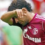 Raúl abandona cabizbajo el césped del Stuttgart