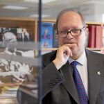 El poeta Pere Gimferrer, con la imagen al fondo de Vicente Aleixandre, su predecesor en la RAE
