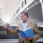 César Antonio Molina en una de las salas de Casa del Lector